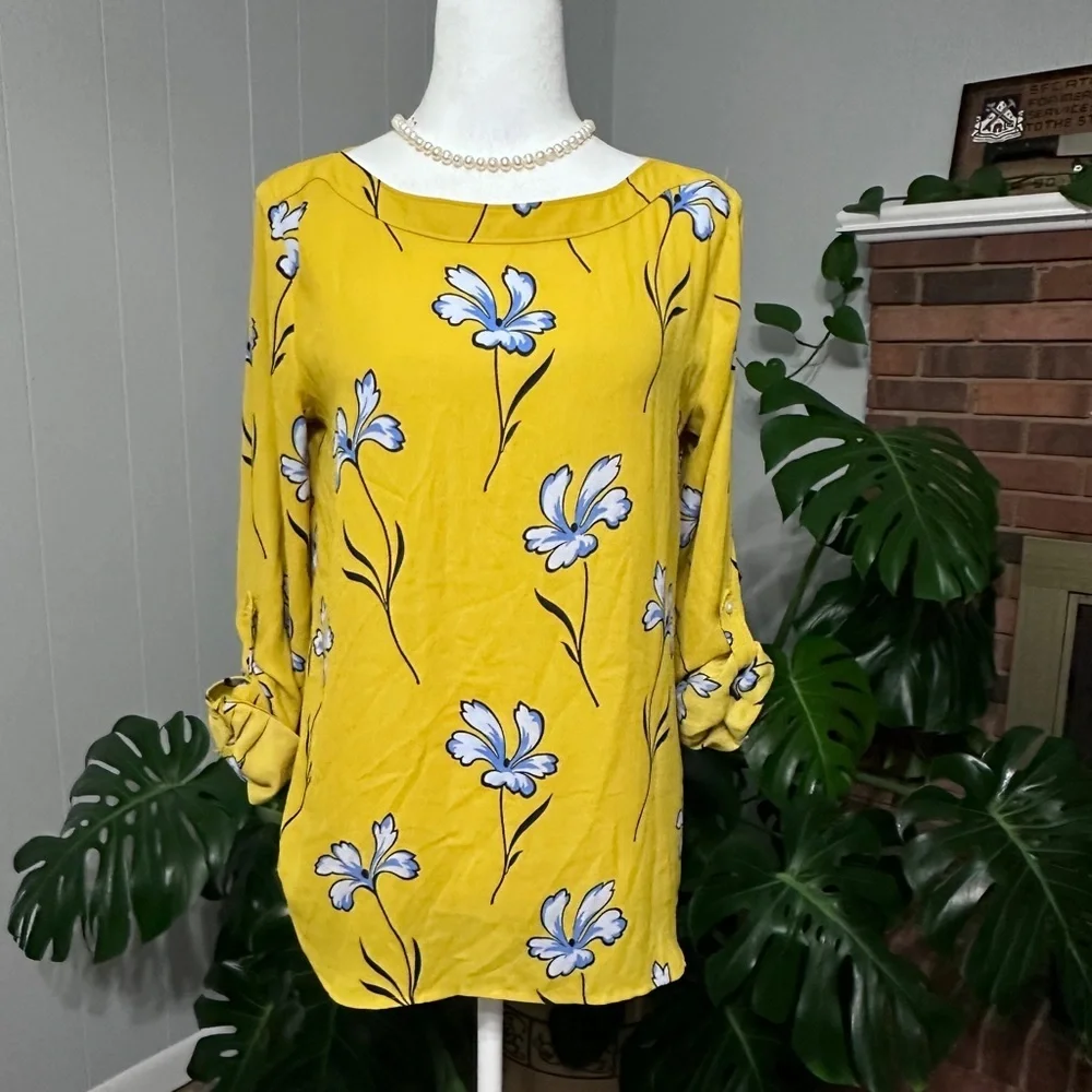 🛍️ Loft  Roll up sleeve blouse size XS excellent condition.